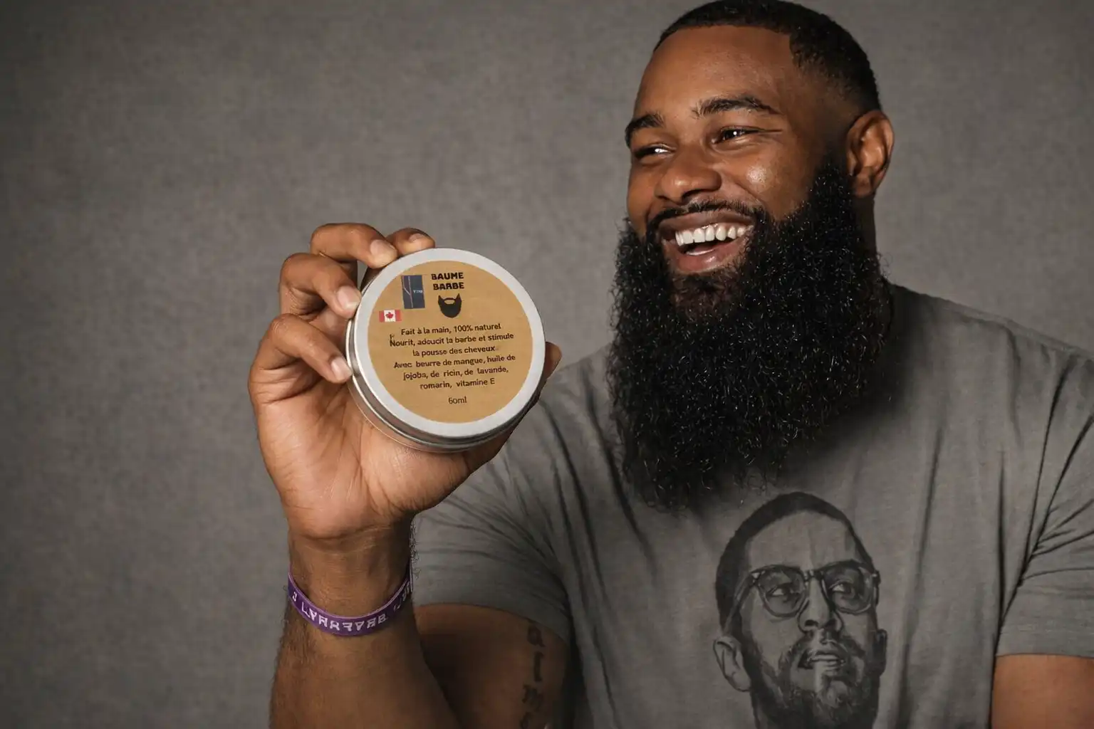 Homme barbu tenant un baume à barbe Yodi-K